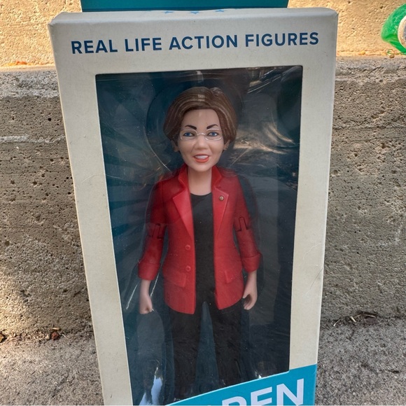 Elizabeth Warren 2020‎ Action Figure NIB- WOEN BOX - Picture 5 of 9